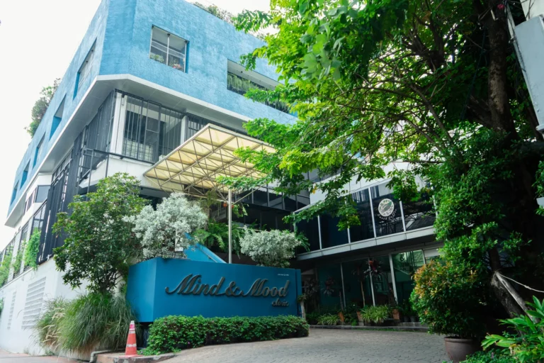 ด้านหน้าอาคาร Mind & Mood Clinic ซอยพหลโยธิน 32 ล้อมรอบด้วยต้นไม้