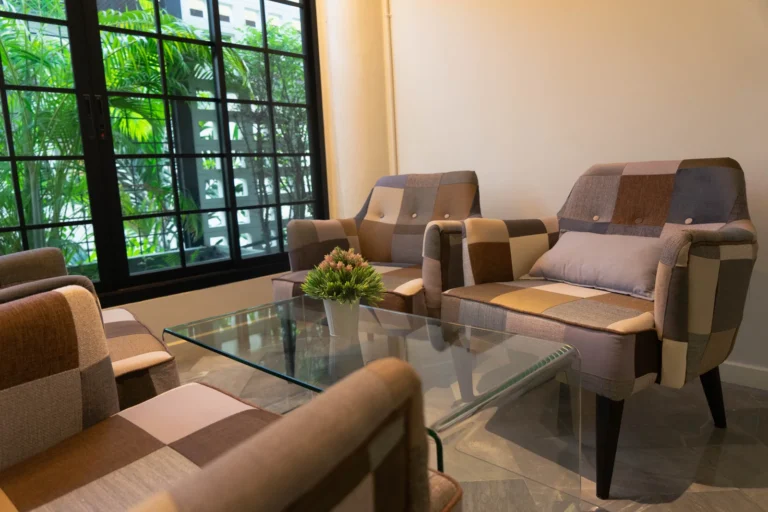 ห้องรับรองโซฟาริมหน้าต่าง Mind & Mood Clinic