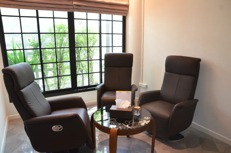 ห้องให้คำปรึกษาที่เป็นส่วนตัว บรรยากาศสงบ Mind & Mood Clinic